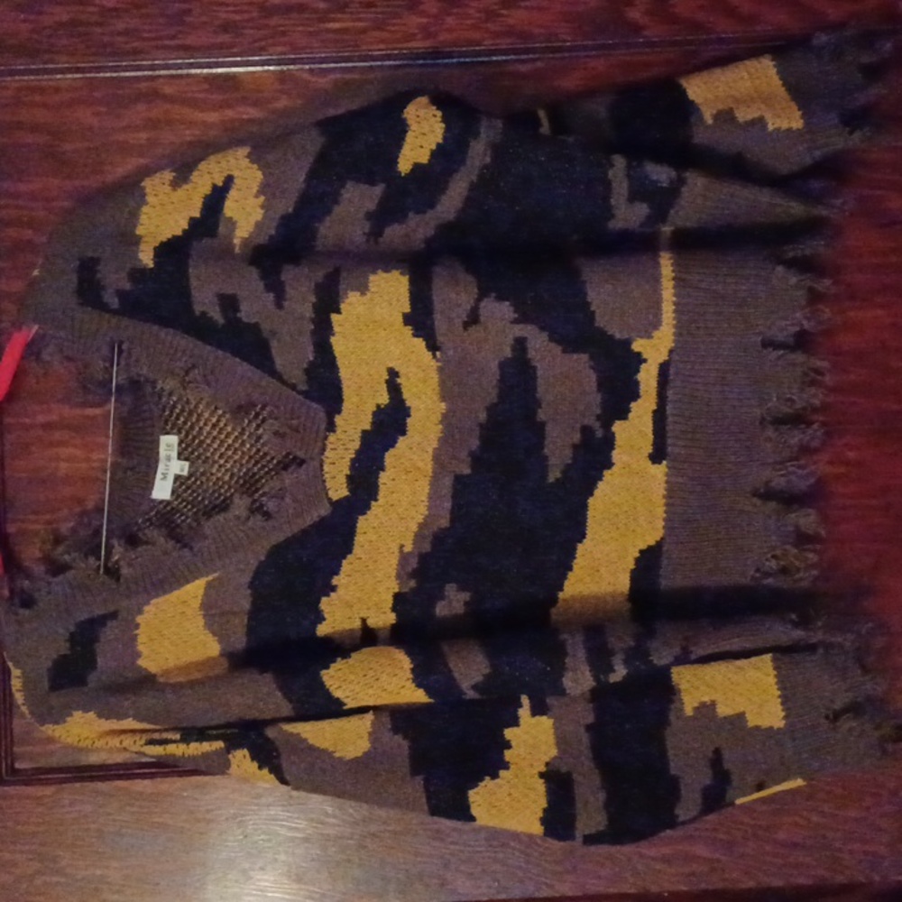 *NWOT* Miracle Camo Oversized Distressed Sweater Sz M/L